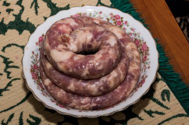 Domuz sucuğu domuz eti, yağ, doğal baharatlar, biber, sarımsak, geleneksel tariflere göre doğal, yenilebilir bir zarda yapılır. Tatları baharat ve domuz etinden geliyor.