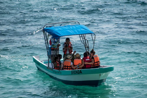 Turister Karibiska Havet Djungeln Och Tulum Fästningarmest Idylliska Och Imponerande Stockbild