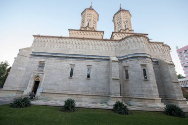 Kutsal Üç Hiyerarşik Manastırı, Romanya 'daki Hıristiyan Ortodoks dini mimarisinin 1637-1639 yılları arasında Voyvode Vasile Lupu tarafından bir kraliyet mezarlığı olarak inşa edilmiş anıtıdır.