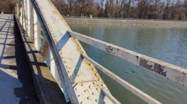 Jiu Köprüsü ya da Ferdinand Köprüsü, Jiu üzerindeki demir köprü Temmuz 1897 'de açıldı. 17 Ekim 1916' da, Trgujiu halkı kenti işgal etmek isteyen düşman askerlerini geride tuttu.