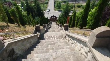 Novaci şehrindeki duvar kilisesinin merdiveni, 2004 yılında granit kaya basamakları ve taş, beton ve paslanmaz çelik balyalarla inşa edilmiştir.