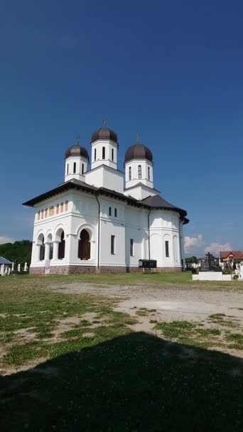 Muurkerk Novaci Een Orthodoxe Christelijke Kerk Gebouwd Interbellum Een Heuvel — Stockvideo