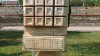 Parkta ahşap bir bank.