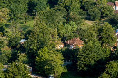 Novaci bölgesindeki manzara, Karpatlar 'ın eteğindeki cennetin bir köşesi, resmi olarak 1502' den beri onaylı, bölge çok daha eski, tarihi kalıntılar onu antik çağlara yerleştirdi..