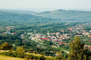 Novaci bölgesindeki manzara, Karpatlar 'ın eteğindeki cennetin bir köşesi, resmi olarak 1502' den beri onaylı, bölge çok daha eski, tarihi kalıntılar onu antik çağlara yerleştirdi..