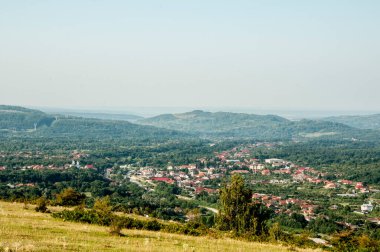 Novaci bölgesindeki manzara, Karpatlar 'ın eteğindeki cennetin bir köşesi, resmi olarak 1502' den beri onaylı, bölge çok daha eski, tarihi kalıntılar onu antik çağlara yerleştirdi..