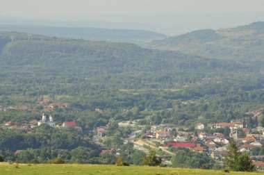 Novaci bölgesindeki manzara, Karpatlar 'ın eteğindeki cennetin bir köşesi, resmi olarak 1502' den beri onaylı, bölge çok daha eski, tarihi kalıntılar onu antik çağlara yerleştirdi..