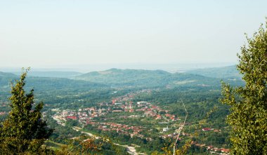 Novaci bölgesindeki manzara, Karpatlar 'ın eteğindeki cennetin bir köşesi, resmi olarak 1502' den beri onaylı, bölge çok daha eski, tarihi kalıntılar onu antik çağlara yerleştirdi..