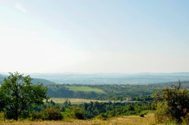 Novaci bölgesindeki manzara, Karpatlar 'ın eteğindeki cennetin bir köşesi, resmi olarak 1502' den beri onaylı, bölge çok daha eski, tarihi kalıntılar onu antik çağlara yerleştirdi..