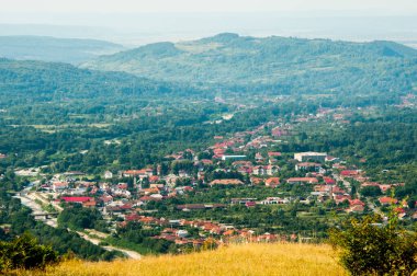 Novaci bölgesindeki manzara, Karpatlar 'ın eteğindeki cennetin bir köşesi, resmi olarak 1502' den beri onaylı, bölge çok daha eski, tarihi kalıntılar onu antik çağlara yerleştirdi..