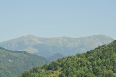 Novaci bölgesindeki manzara, Karpatlar 'ın eteğindeki cennetin bir köşesi, resmi olarak 1502' den beri onaylı, bölge çok daha eski, tarihi kalıntılar onu antik çağlara yerleştirdi..