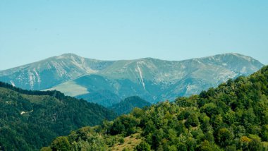 Novaci bölgesindeki manzara, Karpatlar 'ın eteğindeki cennetin bir köşesi, resmi olarak 1502' den beri onaylı, bölge çok daha eski, tarihi kalıntılar onu antik çağlara yerleştirdi..