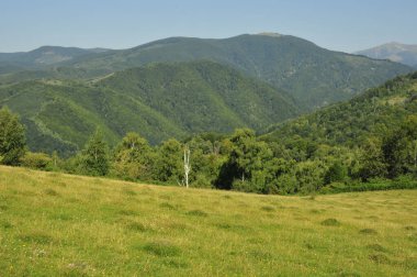 Novaci bölgesindeki manzara, Karpatlar 'ın eteğindeki cennetin bir köşesi, resmi olarak 1502' den beri onaylı, bölge çok daha eski, tarihi kalıntılar onu antik çağlara yerleştirdi..