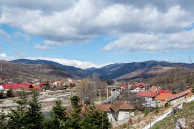 Novaci bölgesindeki manzara, Karpatlar 'ın eteğindeki cennetin bir köşesi, resmi olarak 1502' den beri onaylı, bölge çok daha eski, tarihi kalıntılar onu antik çağlara yerleştirdi..