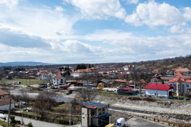 Novaci bölgesindeki manzara, Karpatlar 'ın eteğindeki cennetin bir köşesi, resmi olarak 1502' den beri onaylı, bölge çok daha eski, tarihi kalıntılar onu antik çağlara yerleştirdi..