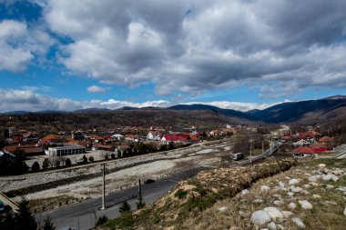 Novaci bölgesindeki manzara, Karpatlar 'ın eteğindeki cennetin bir köşesi, resmi olarak 1502' den beri onaylı, bölge çok daha eski, tarihi kalıntılar onu antik çağlara yerleştirdi..