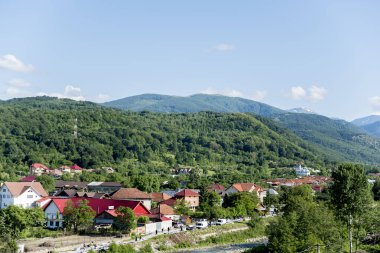 Novaci bölgesindeki manzara, Karpatlar 'ın eteğindeki cennetin bir köşesi, resmi olarak 1502' den beri onaylı, bölge çok daha eski, tarihi kalıntılar onu antik çağlara yerleştirdi..