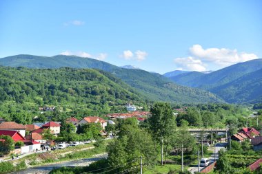 Novaci bölgesindeki manzara, Karpatlar 'ın eteğindeki cennetin bir köşesi, resmi olarak 1502' den beri onaylı, bölge çok daha eski, tarihi kalıntılar onu antik çağlara yerleştirdi..