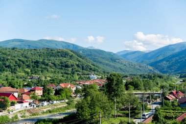 Novaci bölgesindeki manzara, Karpatlar 'ın eteğindeki cennetin bir köşesi, resmi olarak 1502' den beri onaylı, bölge çok daha eski, tarihi kalıntılar onu antik çağlara yerleştirdi..