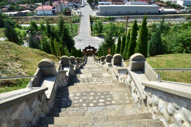 Novaci şehrindeki duvar kilisesinin merdiveni, 2004 yılında granit kaya basamakları ve taş, beton ve paslanmaz çelik balyalarla inşa edilmiştir.