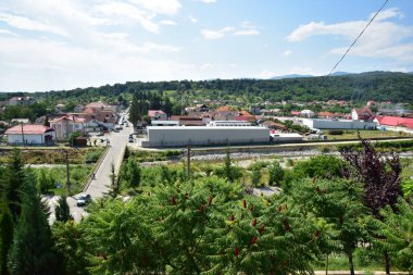 Novaci bölgesindeki manzara, Karpatlar 'ın eteğindeki cennetin bir köşesi, resmi olarak 1502' den beri onaylı, bölge çok daha eski, tarihi kalıntılar onu antik çağlara yerleştirdi..