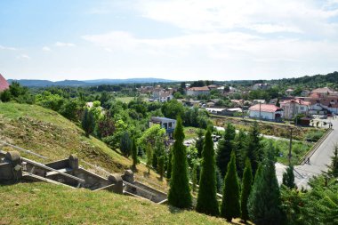 Novaci bölgesindeki manzara, Karpatlar 'ın eteğindeki cennetin bir köşesi, resmi olarak 1502' den beri onaylı, bölge çok daha eski, tarihi kalıntılar onu antik çağlara yerleştirdi..