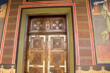 Novaci 'deki duvar kilisesi, Hıristiyan Ortodoks kilisesinin mimari detayları, Vaftizci Yahya' ya adanmış, resimler, dini heykeller, kolonlar ve kemerler.