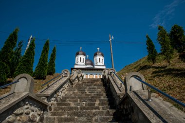 Novaci şehrindeki duvar kilisesinin merdiveni, 2004 yılında granit kaya basamakları ve taş, beton ve paslanmaz çelik balyalarla inşa edilmiştir.