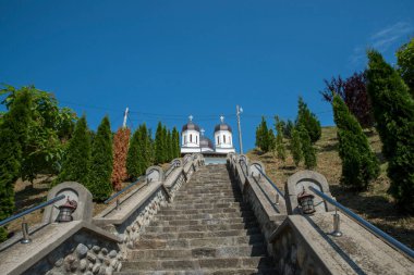 Novaci şehrindeki duvar kilisesinin merdiveni, 2004 yılında granit kaya basamakları ve taş, beton ve paslanmaz çelik balyalarla inşa edilmiştir.