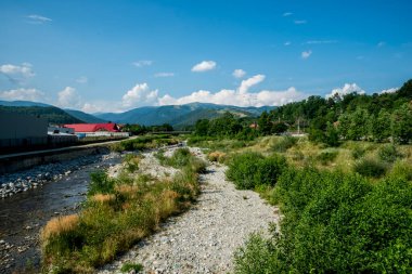 Novaci bölgesindeki manzara, Karpatlar 'ın eteğindeki cennetin bir köşesi, resmi olarak 1502' den beri onaylı, bölge çok daha eski, tarihi kalıntılar onu antik çağlara yerleştirdi..