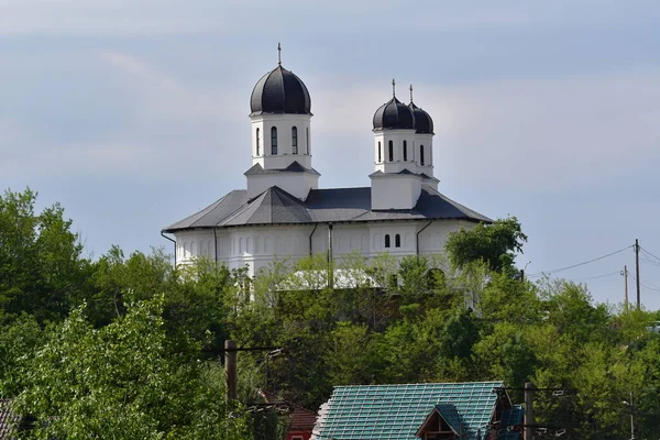 ノヴァチ市の壁の教会 ノヴァチ市の中心部の丘の上に南北戦争時代に建てられた正教会 洗礼者聖ヨハネに捧げ — ストック写真