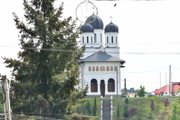 ノヴァチ市の壁の教会 ノヴァチ市の中心部の丘の上に南北戦争時代に建てられた正教会 洗礼者聖ヨハネに捧げ — ストック写真