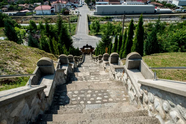 Novaci şehrindeki duvar kilisesinin merdiveni, 2004 yılında granit kaya basamakları ve taş, beton ve paslanmaz çelik balyalarla inşa edilmiştir.