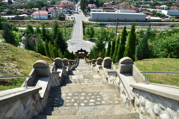 ノヴァチ市の壁教会の階段 花崗岩の岩の階段と石で2004年に建てられました コンクリートとステンレス製の大通り — ストック写真
