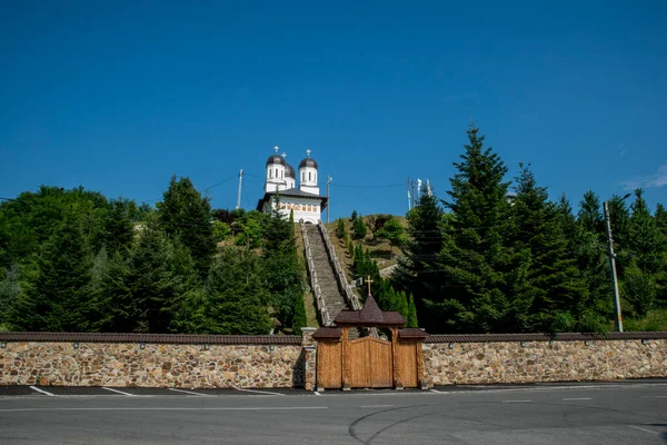 Muurkerk Novaci Een Orthodoxe Christelijke Kerk Gebouwd Interbellum Een Heuvel — Stockfoto