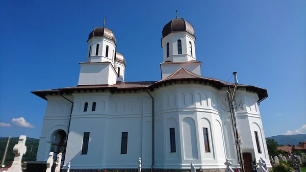 诺瓦契城墙教堂 Wall Church 是一座建于两次大战之间的东正教教堂 建于诺瓦契市中心的一座山上 供奉施洗者圣约翰 — 图库照片