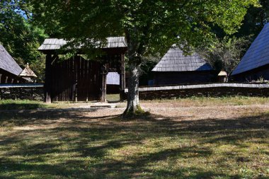 MARAMURES, ROMANIA, MAY20,2019Maramures Gate, meşe ağacından yapılmış, genellikle farklı geleneksel çiçek motifleriyle oyulmuş, üst kapı eşiği kiremitlerle kaplı