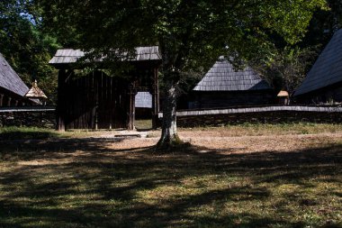 MARAMURES, ROMANIA, MAY20,2019Maramures Gate, meşe ağacından yapılmış, genellikle farklı geleneksel çiçek motifleriyle oyulmuş, üst kapı eşiği kiremitlerle kaplı