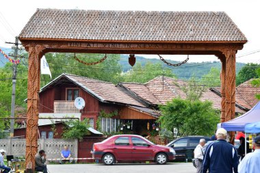 MARAMURES, ROMANIA, MAY20,2019Maramures Gate, meşe ağacından yapılmış, genellikle farklı geleneksel çiçek motifleriyle oyulmuş, üst kapı eşiği kiremitlerle kaplı