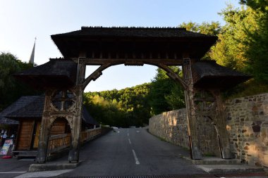 MARAMURES, ROMANIA, MAY20,2019Maramures Gate, meşe ağacından yapılmış, genellikle farklı geleneksel çiçek motifleriyle oyulmuş, üst kapı eşiği kiremitlerle kaplı