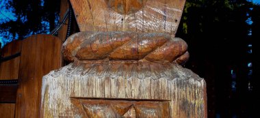  Maramures Gate, mimari detaylar, meşe ağacından yapılmış, genellikle farklı geleneksel çiçek motifleriyle oyulmuş en az üç sütun, kapının üst eşiği kiremitlerle kaplı.