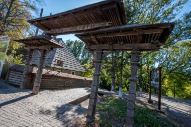 Maramures Gate, meşe ağacından yapılmış, genellikle farklı çiçek motifleriyle oyulmuş en az üç sütun, üst kapı eşiği kiremitlerle kaplı.