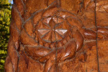  Maramures Gate, mimari detaylar, meşe ağacından yapılmış, genellikle farklı geleneksel çiçek motifleriyle oyulmuş en az üç sütun, kapının üst eşiği kiremitlerle kaplı.