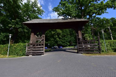 Maramures Gate, meşe ağacından yapılmış, genellikle farklı çiçek motifleriyle oyulmuş en az üç sütun, üst kapı eşiği kiremitlerle kaplı.