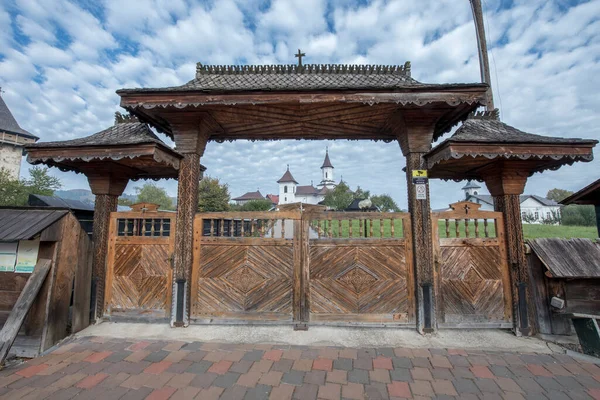 Марамурешські Ворота Побудовані Дуба Правило Трьох Стовпах Вирізані Різними Традиційними — стокове фото
