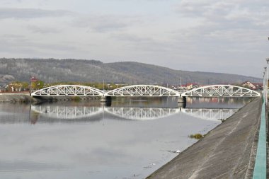 Jiu Köprüsü ya da Ferdinand Köprüsü, Jiu üzerindeki demir köprü Temmuz 1897 'de açıldı. 17 Ekim 1916' da, Trgujiu halkı kenti işgal etmek isteyen düşman askerlerini geride tuttu.