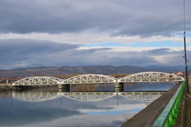 Jiu Köprüsü ya da Ferdinand Köprüsü, Jiu üzerindeki demir köprü Temmuz 1897 'de açıldı. 17 Ekim 1916' da, Trgujiu halkı kenti işgal etmek isteyen düşman askerlerini geride tuttu.
