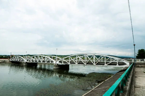 柔術橋またはフェルディナンド橋 柔術以上の鉄橋は1897年7月に発足しました 1916年10月17日 トルグ柔術の市民は都市を占領したい敵の兵士を保持しました — ストック写真