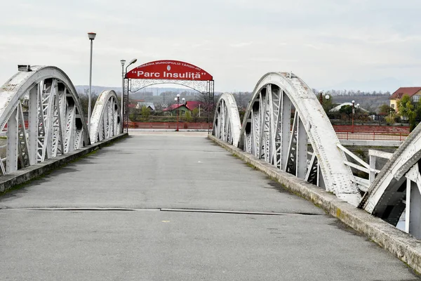 柔術橋またはフェルディナンド橋 柔術以上の鉄橋は1897年7月に発足しました 1916年10月17日 トルグ柔術の市民は都市を占領したい敵の兵士を保持しました — ストック写真