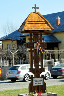  Tahta haç, Hıristiyanlığın en önemli sembollerinden biri olarak, ölüm ve dirilişin Ortodoks sembolüdür..